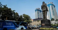 Patung Pahlawan Nasional MH Thamrin berdiri kokoh di Jalan Merdeka Selatan, Jakarta Pusat. (Sumber: Poskota/Bilal Nugraha Ginanjar)