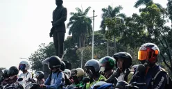 Patung Pahlawan Nasional MH Thamrin berdiri kokoh di Jalan Merdeka Selatan, Jakarta Pusat, Rabu, 30 April 2025. (Sumber: Poskota/Bilal Nugraha Ginanjar)