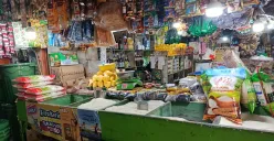 Suasana toko beras di Pasar Babelan Bekasi tampak sepi dan lengang di tengah isu beras oplosan, Jumat, 1 Agustus 2025. (Sumber: Poskota/Nurpini Aulia Rapika)