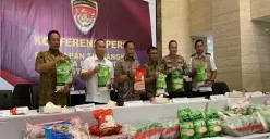 Satgas Pangan Polri menggelar konferensi pers kasus beras yang tidak sesuai standar mutu pada klaim kemasan atau oplosan di Gedung Bareskrim Polri, Jakarta, Kamis, 1 Agustus 2025. (Sumber: Poskota/Ali Mansur)