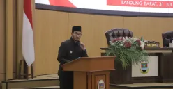 Bupati Bandung Barat,Jeje Ritchie Ismail dalam Rapat Paripurna DPRD di Gedung DPRD KBB, Kecamatan Ngamprah. (Sumber: POSKOTA | Foto: Gatot Poedji Utomo)