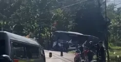Bus pariwisata asal Tangerang terperosok di parit dekat persawahan, di Cisarua, Puncak Bogor, Jumat, 1 Agustus 2025. (Sumber: Dok. Istimewa)