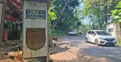 Kondisi Jalan Lereng, Cinere, Kota Depok, yang menanjak dan berkelok serta minim rambu peringatan. Lokasi ini kerap menjadi titik rawan kecelakaan truk bermuatan. (Sumber: POSKOTA | Foto: Angga Pahlevi)