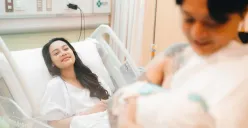 Potret Erika Carlina yang baru saja melahirkan anak pertamanya ditemani sang kekasih, DJ Bravy. (Sumber: Instagram/@bravyson.vconk)