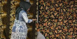 Pengunjung memilih batik di salah satu gerai dalam acara Gelar Batik Nusantara 2025 di Pasaraya Blok M, Jakarta Selatan, Kamis, 31 Juli 2025. (Sumber: Poskota/Bilal Nugraha Ginanjar)