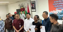 Ketua Kelompok Tani Madani Kampung Bayam saat menekan kontrak dengan Pemkot Jakarta Utara, Jumat, 1 Agustus 2025. (Sumber: Poskota/Muhammad Tegar Jihad)