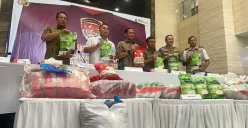 Satgas Pangan Polri menggelar konferensi pers kasus beras yang tidak sesuai standar mutu pada klaim kemasan atau oplosan di Gedung Bareskrim Polri, Jakarta, Kamis, 1 Agustus 2025. (Sumber: Poskota/Ali Mansur)