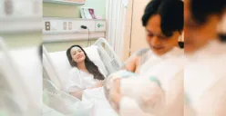 Erika Carlina melahirkan anak laki-laki bernama Andrew Raxy Neil. Simak update kondisi pasca persalinan dan mengapa ia batasi tamu yang menjenguk. (Sumber: Instagram/@bravyson.vconk)