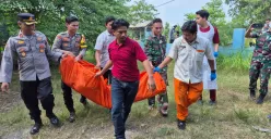 Petugas tengah mengevakuasi jenazah pelajar Madrasah Aliyah yang ditemukan di sungai irigasi Desa Sentul, Kabupaten Serang, Banten. (Sumber: Polsek Kragilan)