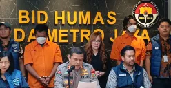 Direktorat Reserse Siber Polda Metro Jaya menangkap pembajak hak siar Nex Parabol yang dimiliki PT Mediatama Televisi di Mapolda Metro Jaya, Jakarta Selatan, Jumat, 1 Agustus 2025. (Sumber: Poskota/Ali Mansur)