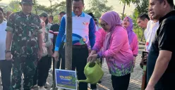 Kegiatan penanaman pohon dilakukan di Waduk Jakarta Garden City (JGC) Side C, Cakung Timur, Jakarta Timur, pada Jumat, 1 Agustus 2025. (Sumber: Poskota/M. Tegar Jihad)
