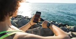 Smartwatch murah 2025 dengan baterai awet 30 hari, sensor kesehatan akurat, dan desain stylish. (Sumber: Freepik/drobotdean)