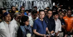 Tom Lembong didampingi istrinya Franciska Wihardja dan mantan Gubernur DKI Jakarta Anies Baswedan memberikan pernyataan saat keluar dari Rutan Cipinang, Jakarta, Jumat, 1 Agustus 2025. (Sumber: Poskota/Bilal Nugraha Ginanjar)