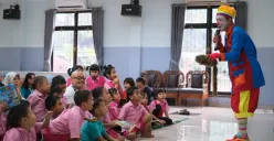 Anak-anak PSAA Balita Tunas Bangsa menyaksikan hiburan badut yang dibawa oleh PLN UP3 Ciracas dalam kegiatan memperingati Hari Anak Nasional (Sumber: Dok. PLN UID Jakarta Raya)