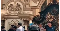 Rumah mewah bergaya megah di Desa Tulung Selapan Ilir, Kecamatan Tulung Selapan, Kabupaten Ogan Komering Ilir (OKI), Sumatera Selatan. (Sumber: X/@NpcZer00)