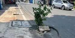 Kondisi jalan berlubang di Jalan Duri Raya, Duri Kepa, Kebon Jeruk, Jakbar, dikeluhkan warga. (Sumber: POSKOTA | Foto: Pandi Ramedhan)
