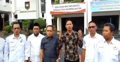 Sejumlah mantan Kades di Pandeglang berfoto bersama di depan Kantor Mendagri. (Sumber: Istimewa)