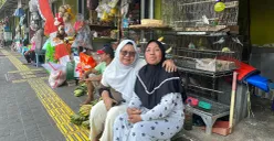 Yuli dan Purwanti di depan lapak dagangannya di Pasar Barito, Kebayoran Baru, Jakarta Selatan, Sabtu, 2 Agustus 2025. (Sumber: POSKOTA | Foto: M Tegar Jihad)