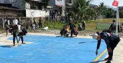 Warga binaan Bapas Jakarta Barat saat mengikuti kegiatan bersih-bersih lapangan di Palmerah. (Sumber: Poskota/Pandi Ramedhan)