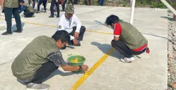 Warga binaan Balai Pemasyarakatan Kelas I Jakarta Barat saat mengikuti kegiatan bersih-bersih lapangan di Palmerah, Jumat, 1 Agustus 2025. (Sumber: POSKOTA | Foto: Pandi Ramedhan)