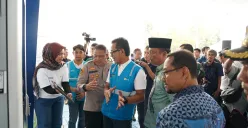 GM PLN UID Jakarta Raya, Moch. Andy Adchaminoerdin, Gsedang mendemonstrasikan penggunaan aplikasi PLN Mobile untuk pengisian daya kendaraan listrik kepada Forkopimda Jakarta Timur. (Sumber: Dok. PLN UID Jakarta Raya)