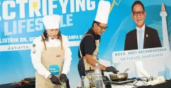 GM PLN UID Jakarta Raya, Moch. Andy Adchaminoerdin bersama (kiri) Chef Muto sedang mendemonstrasikan teknik memasak menggunakan kompor listrik dalam kegiatan 'Betawi Electrifying Lifestyle' di Jakarta, kemarin. (Sumber: Dok. PLN UID Jakarta Raya)