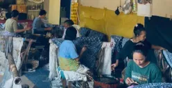 Suasana pengrajin batik Ivanda Cirebon, Jawa Barat, kegiatan edukatif bertema Dana Pensiun Lembaga Keuangan (DPLK) bjb siap, yang digelar pada awal Juli 2025. (Sumber: Dok. bank bjb)
