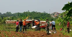 Bangkai pesawat yang terjatuh di dekat di dekat Tempat Pemakaman Umum (TPU), Kampung Astana RT 03/01, Desa Benteng, Kecamatan Ciampea, Kabupaten Bogor, Minggu, 3 Agustus 2025. (Sumber: Poskota/Giffar Rivana)