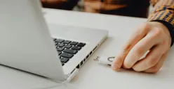 Ilustrasi, Flashdisk gegerkan sidang Nikita Mirzani, diduga ada rekaman pengaturan jaksa dan hakim. (Sumber: Pexels/Kaboompics.com)