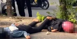 Dua pria terkapar di jalan usai motor yang mereka tumpangi menabrak pembatas jalan dan pohon di Jalan I Gusti Ngurah Rai, Kelurahan Bintara, Kota Bekasi, Minggu 3 Agustus 2025. (Sumber: Istimewa)