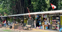 Sejumlah pedagang di Pasar Barito, Jakarta Selatan, masih bertahan meski sudah diperingatkan untuk pindah, Minggu, 3 Agustus 2025. (Sumber: POSKOTA | Foto: Pandi Ramedhan)