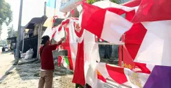 Didi Supriadi, 30 tahun, pria asal Cirebon, yang jualan bendera di sekitar Danau Duta Harapan, Bekasi Utara, Kota Bekasi. (Sumber: POSKOTA | Foto: Nurpini Aulia Rapika)