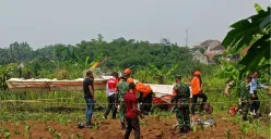 Pesawat latih terjatuh di TPU Kampung Astana, Desa Benteng, Kecamatan Ciampea, Kabupaten Bogor, Minggu, 3 Agustus 2025. (Sumber: Poskota/Giffar Rivana)