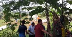 Bangkai pesawat latih yang jatuh di Ciampea, Kabupaten Bogor, mengeluarkan asap setelah meledak saat sedang dipotong menjadi bagian kecil oleh petugas. (Sumber: POSKOTA | Foto: Giffar Rivana)
