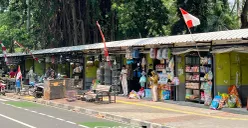 Sejumlah pedagang Pasar Barito, Kebayoran Baru, Jakarta Selatan, masih bertahan meski sudah diperingatkan untuk pindah, Minggu, 3 Agustus 2025. (Sumber: POSKOTA | Foto: Pandi Ramedhan)