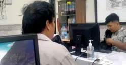 BS, tokoh masyarakat Kabupaten Lebak, saat menjalani pemeriksaan di ruang Ditresnarkoba Polda Banten. (Sumber: Dok. Ditresnarkoba Polda Banten)
