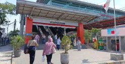 Suasana di Stasiun Bekasi terpantau ramai setiap harinya karena menjadi salah transportasi publik yang menjadi pilihan warga Bekasi untuk sampai ke tujuan, Minggu, 3 Agustus 2025. (Sumber: Poskota/Nurpini Aulia Rapika)