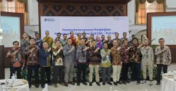 Foto bersama usai penyerahan Renewable Energy Certificate (REC) dari PT Energi Manajemen Indonesia (PLN EMI) di Gedung PLN UID Jawa Barat, kemarin (Sumber: Dok. Telkom)
