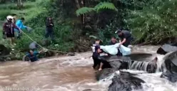 Petugas dari BPBD Kabupaten Bogor saat mengevakuasi jasad korban hanyut di bantaran Kali Cirangrang, Senin, 4 Agustus 2025. (Sumber: Dok BPBD Kabupaten Bogor)
