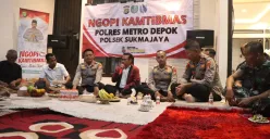 Kapolres Metro Depok dalam acara Ngopi Kamtibmas di rumah tokoh masyarakat kawasan Cilodong, Kota Depok. Ia menyatakan sudah memberikan ultimatum untuk pengedar tramadol atau obat-obatan keras lainnya. (Sumber: Polres Metro Depok)