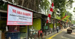 Sejumlah pedagang Pasar Barito, Kebayoran Baru, Jakarta Selatan, masih bertahan meski sudah diperingatkan untuk pindah, Minggu, 3 Agustus 2025. (Sumber: Poskota/Pandi Ramedhan)