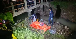 Personel Unit Identifikasi saat mengevakuasi jasad korban untuk dibawa ke RS Bhayangkara. (Sumber: Polres Serang)