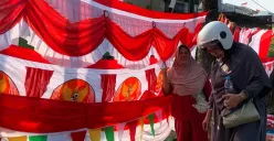 Penjual bendera musiman di Bogor tak cari keuntungan lewat ramainya pengibaran bendera One Piece di sosial media, Senin, 4 Agustus 2025. (Sumber: Poskota/Giffar Rivana)