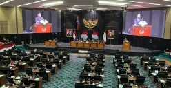 Rapat paripurna pakta integritas pengesahan Rancangan APBD Tahun Anggaran 2026 Pemprov Jakarta di Gedung DPRD DKI, Jakarta Pusat, Senin, 4 Agustus 2025. (Sumber: Poskota/Muhammad Tegar Jihad)