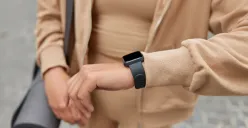 Smartwatch murah 2025 dengan fitur kesehatan lengkap dan desain premium (Sumber: Freepik/wayhomestudio)