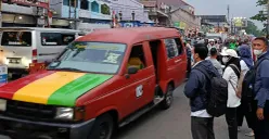 Sejumlah warga sedang menunggu angkot di sekitar Stasiun Bekasi pada Senin, 4 Agustus 2025. (Sumber: POSKOTA | Foto: Nurpini Aulia Rapika)