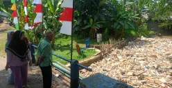 Tumpukan sampah di Kali Baru, Kelurahan Pabuaran, Kecamatan Cibinong, Kabupaten Bogor. Sampah tersebut terbawa arus air yang deras karena hujan lebat yang melanda Bogor kemarin sore hingga malam. (Sumber: Poskota/Giffar Rivana)