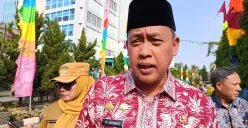 Wali Kota Bekasi, Tri Adhianto, menyatakan perlunya peningkatan layanan angkutan umum sebagai solusi jangka panjang terkait permasalahan tingginya biaya transportasi di Kota Bekasi. (Sumber: Poskota/Nurpini Aulia Rapika)