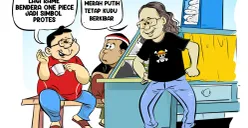 Tiga sahabat berdiskusi soal simbol bendera di warteg. Salah satunya mengenakan kaus bergambar bendera bajak laut ala One Piece, sementara yang lain menegaskan pentingnya Merah Putih tetap berkibar. (Sumber: Poskota/Arif Setiadi)