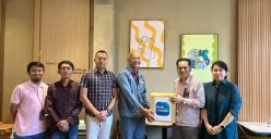 PLN UID Jakarta Raya memberikan kenang-kenangan kepada Manager GA dan HR PT Wahana Garuda Indonesia, Gindo Sirait (Sumber: Dok. PLN UID Jakarta Raya)